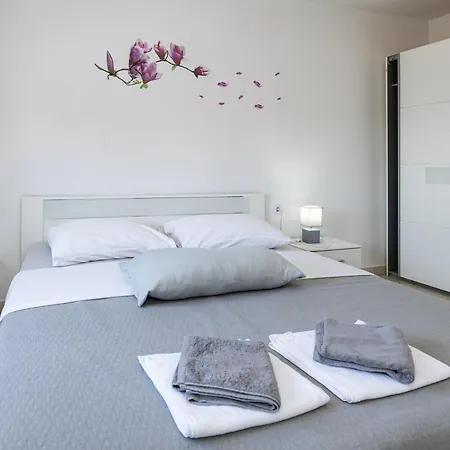 With Swimming Pool - 12116 Appartement